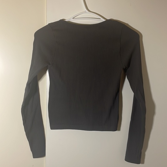 HARLOW Ribbed Long-Sleeve Cropped Shirt. Dark Grey. Size Medium. - Picture 5 of 5